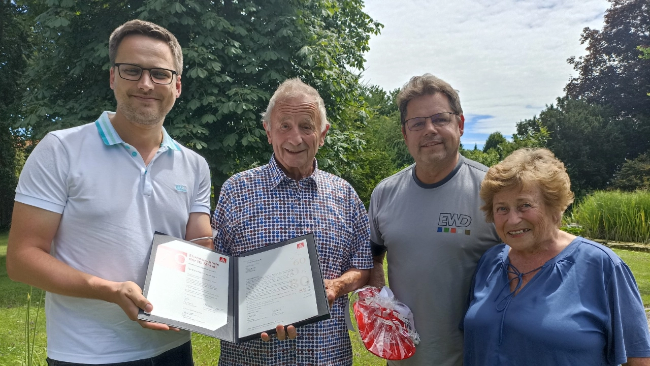 Florian und Thomas überreichen das Geschenk