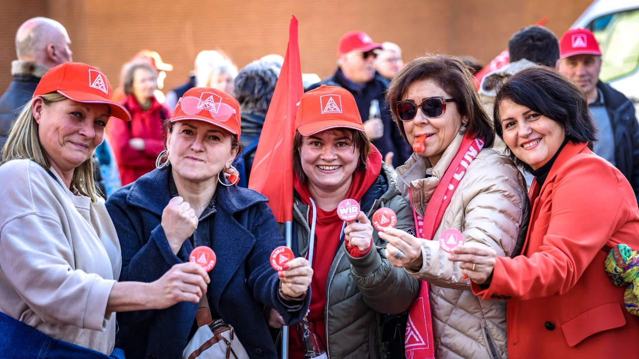 Beschäftigte im Warnstreik zur Tarifrunde Textil und Bekleidung West 2025