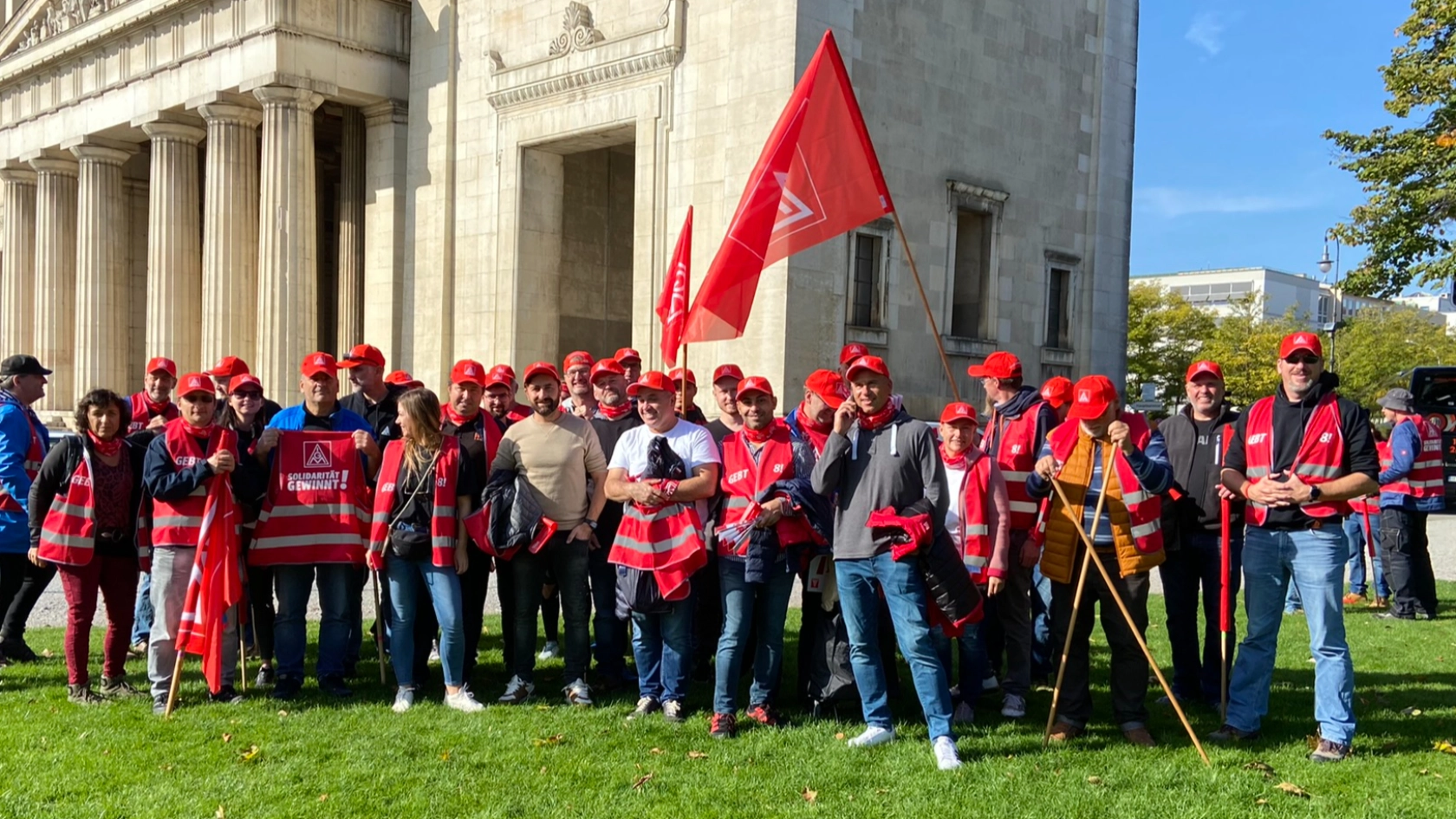 Gruppenbild der Aktiven in München bei der Aktion zur Tarifrunde