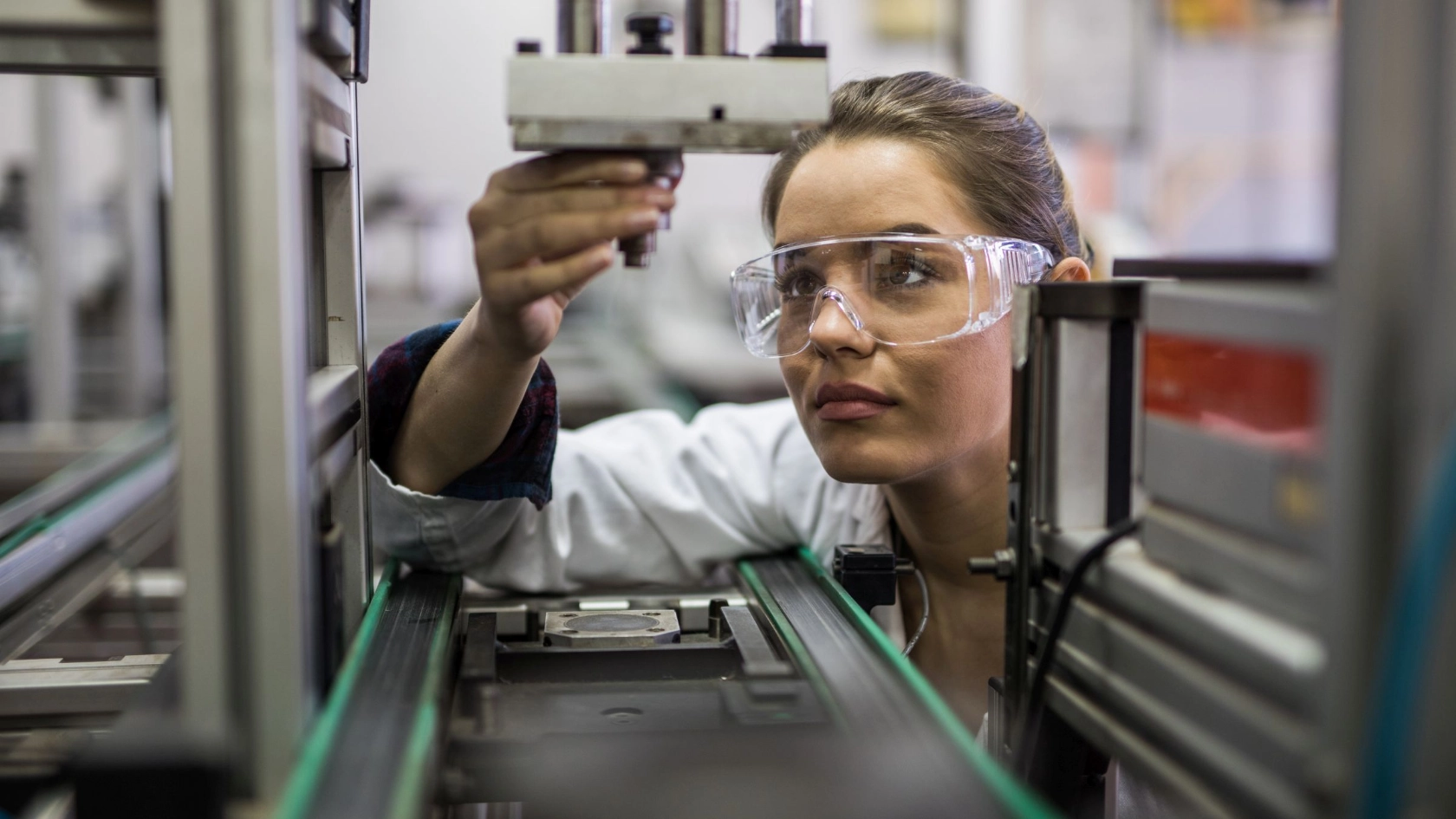 MINT-Berufe, etwa Industriemechanikerin oder Industriemechaniker, sind bei den Betrieben sehr gefragt.