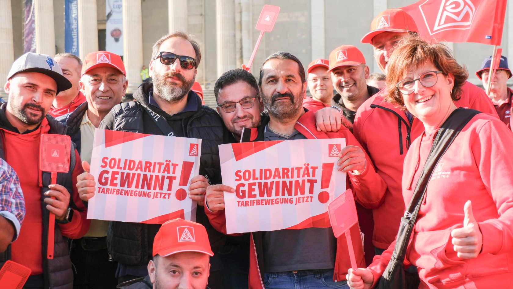 5000 Beschäftigte demonstrieren bei der 1. Tarifverhandlung für die bayerische Metall- und Elektroindustrie 2024 in München für 7 Prozent mehr Geld und 170 Euro mehr für Azubis.