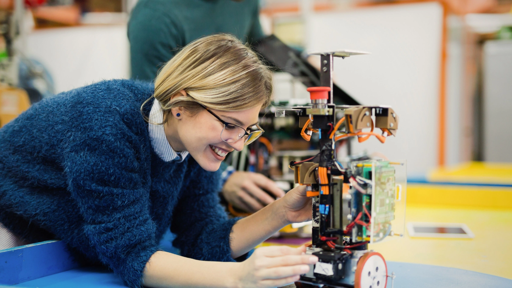 Junge Studentin arbeitet an einem Roboterprojekt