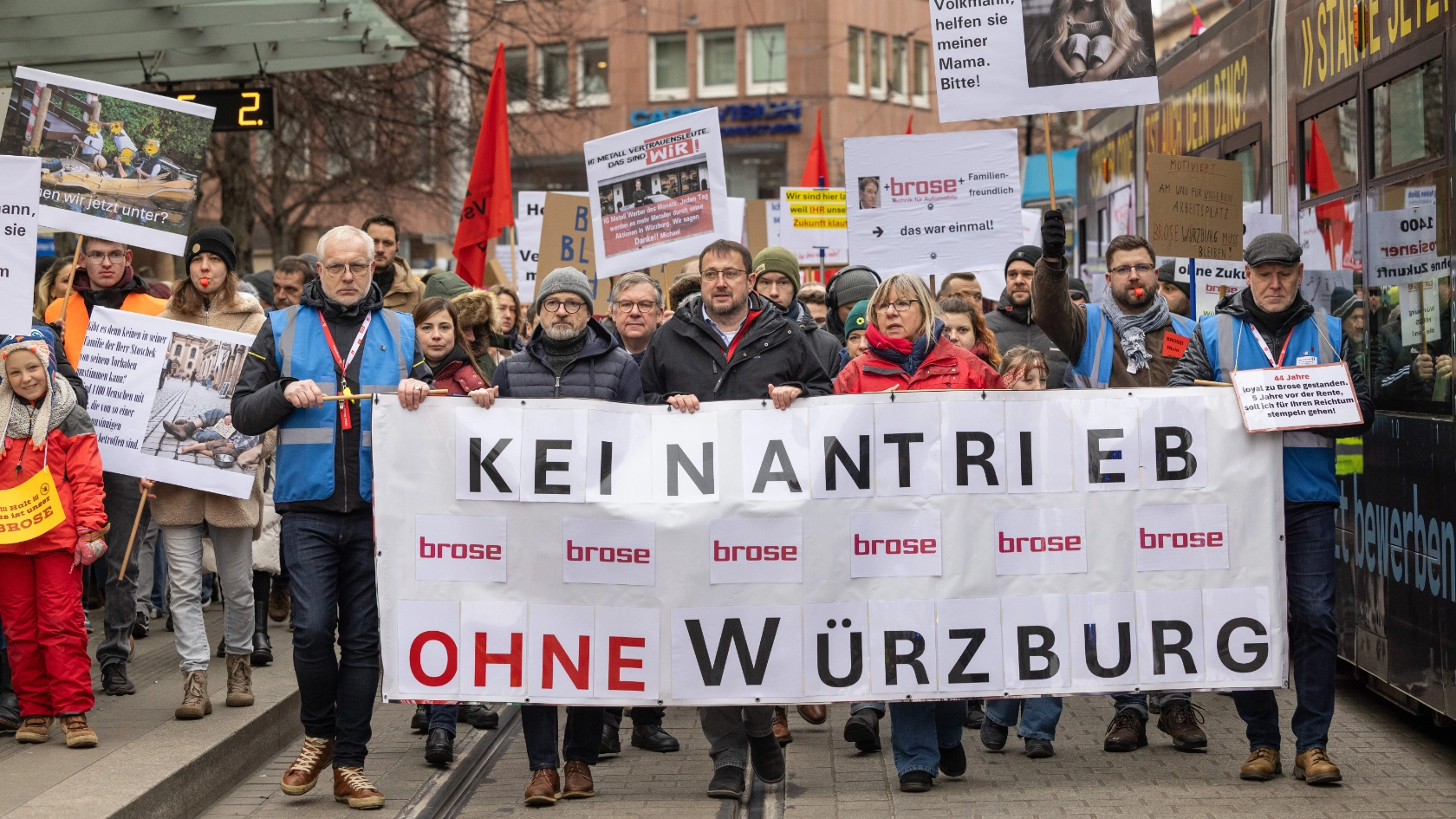 Demozug durch die Würzburger Innenstadt – der Rückhalt in der Stadt ist riesig.