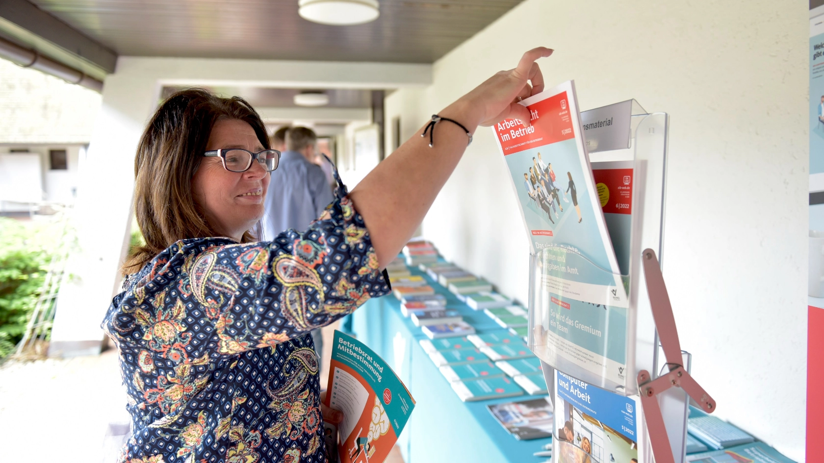 Betriebsrätin informiert sich am Stand