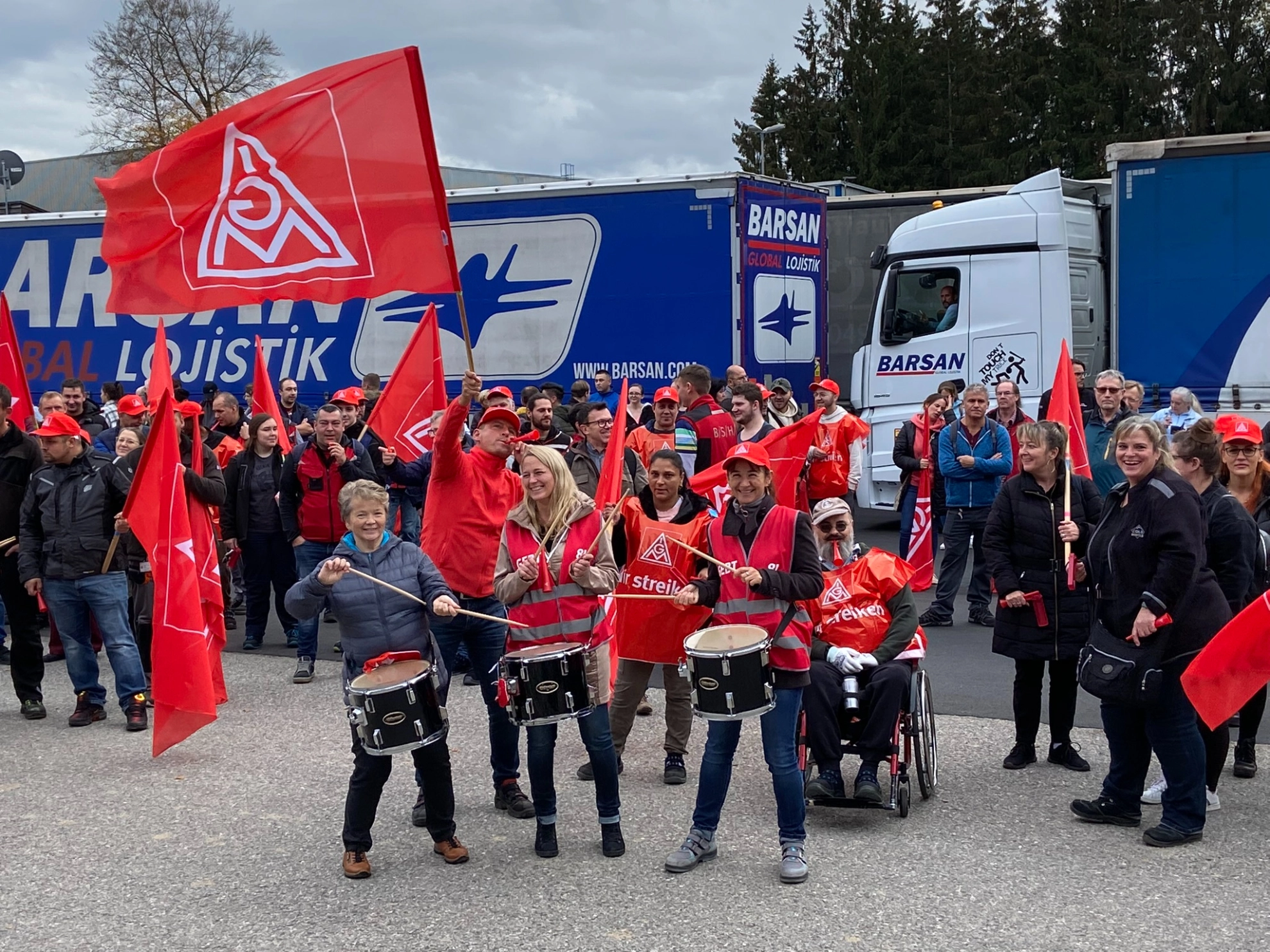 Trommlerinnen beim Warnstreik bei BSH in Traunreut
