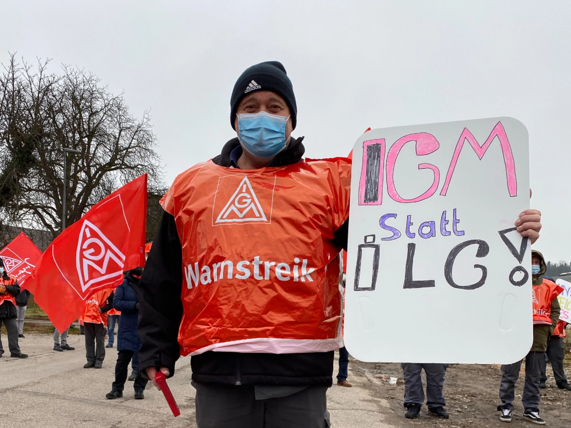 Ein Teilnehmer beim Streik von Alzmetall