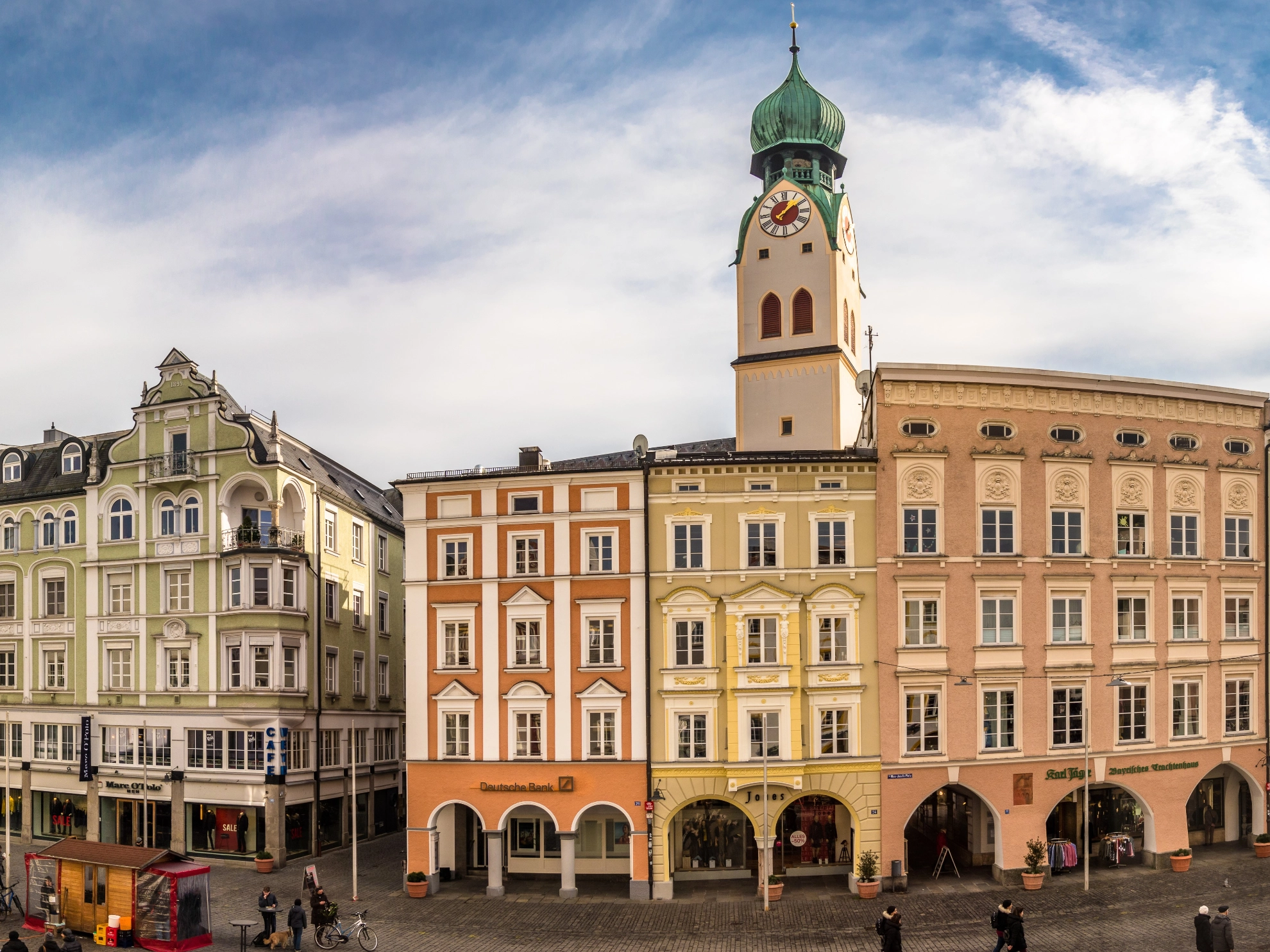 Der Stadtplatz von Rosenheim bei schönem Wetter