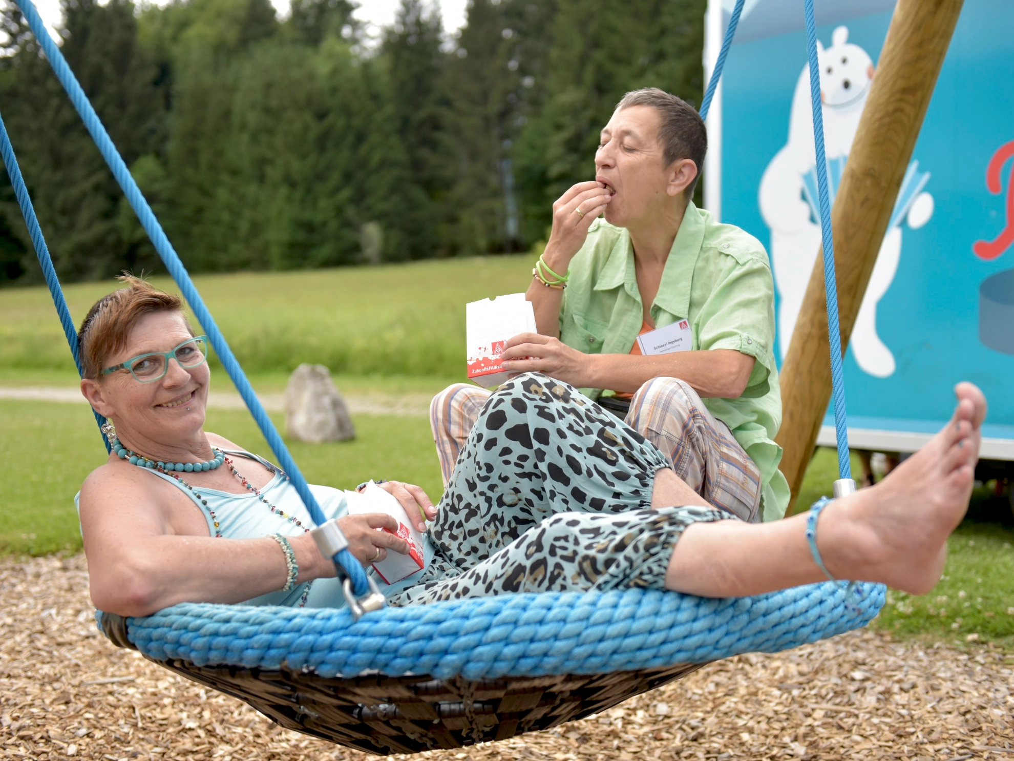 Frauen entspannen auf der Schaukel
