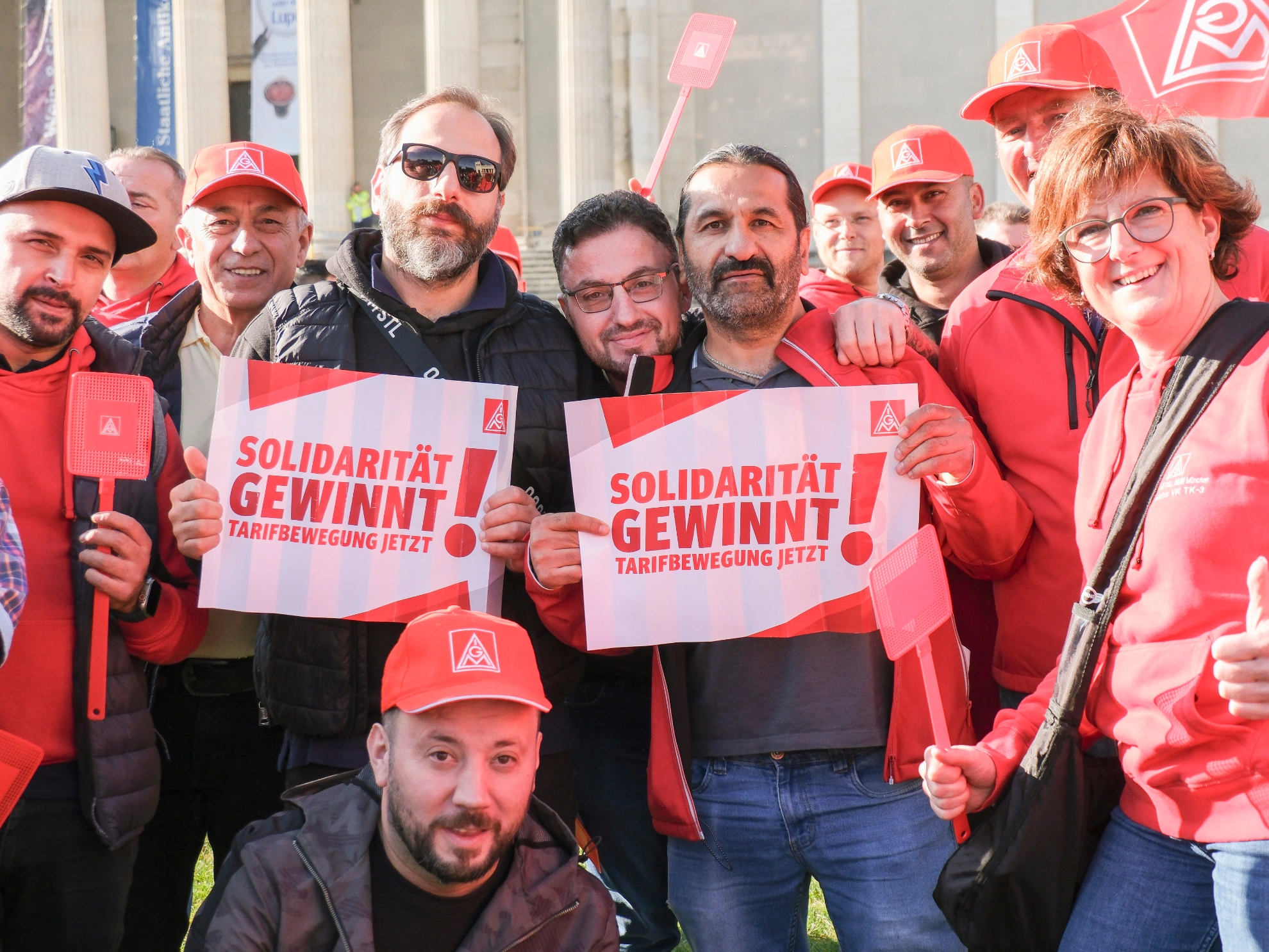 5000 Beschäftigte demonstrieren bei der 1. Tarifverhandlung für die bayerische Metall- und Elektroindustrie 2024 in München für 7 Prozent mehr Geld und 170 Euro mehr für Azubis.