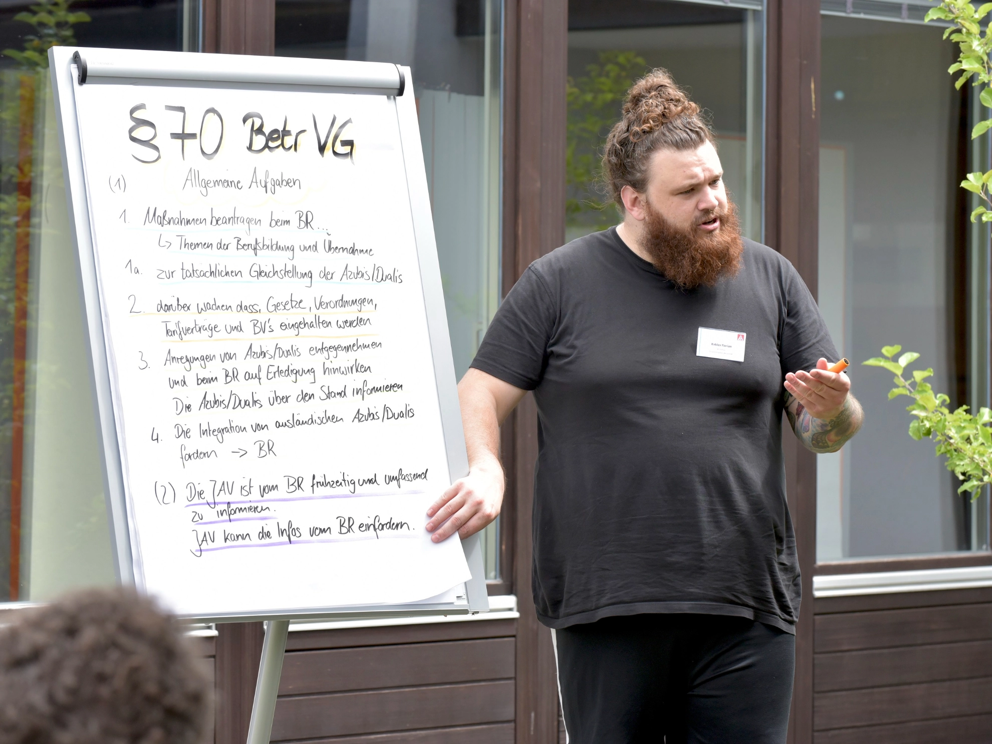 Referent erklärt Inhalt am Flipchart