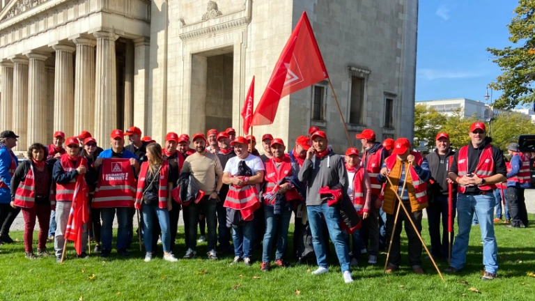 Gruppenbild der Aktiven in München bei der Aktion zur Tarifrunde