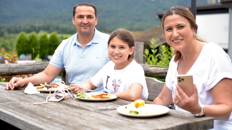 Familie isst zusammen