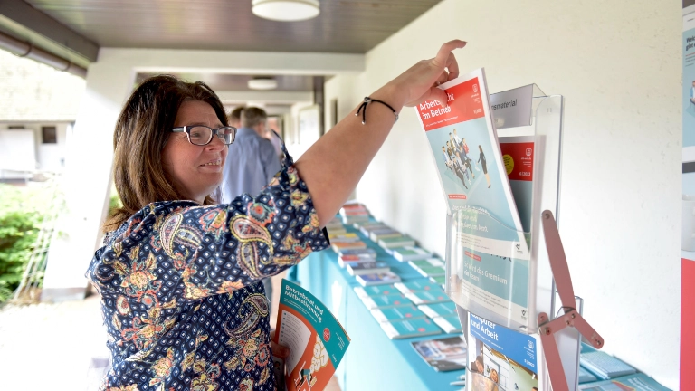 Betriebsrätin informiert sich am Stand