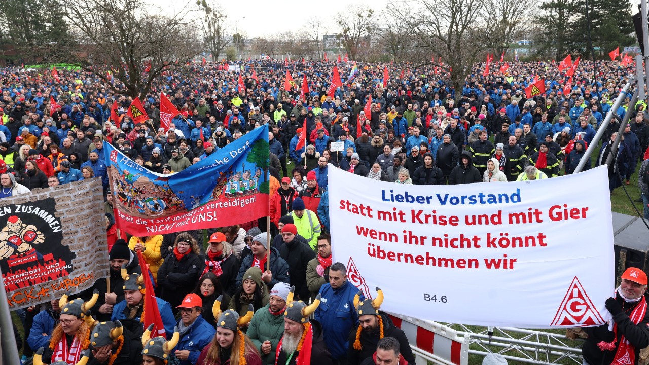 Beschäftigte von VW demonstrieren in Wolfsburg für ihre Forderungen.